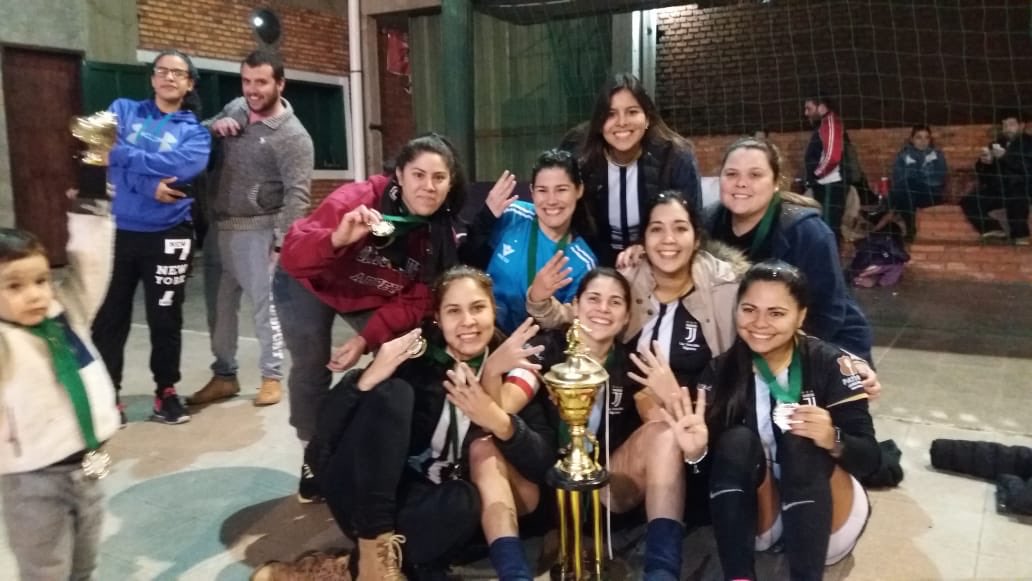 Vecchias04fc's tweet photo. Vecchias Signoras Tetracampeonas! Llegó la 4ta. @terivarg @nathaliafer09 @fabiturlan @Analy1587 @maleyros https://t.co/2JsNnQjOSf