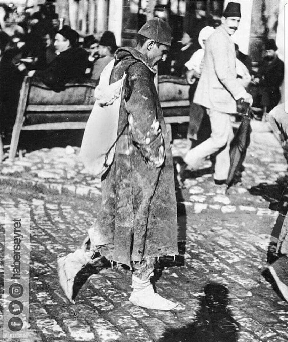 TCAytunCiray's tweet photo. 1912, bozgunla sonuçlanan 1. Balkan Savaşı sonunda Kırklareli'den İstanbul'a yaya dönen asker.
Arkadakiler savaşa gitmeyen gayrımüslüm ve zenginler.
"Vatan savaşta askerlerin barışta zenginlerindir"/Tarih Bilim'den https://t.co/9lAVdDXocS
