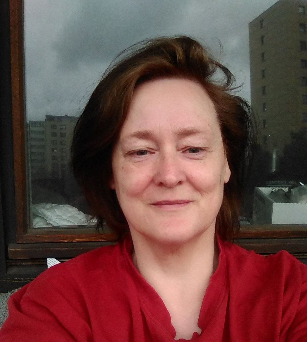 Hallöchen das bin ich ,ich wollte mich Mal vorstellen damit ihr meine Twitter Freunde und alle anderen Wiest wer ich bin 💗💜💋ach und die Windel hinder mir ist eine Baby pempas 😂😂😂😂😂