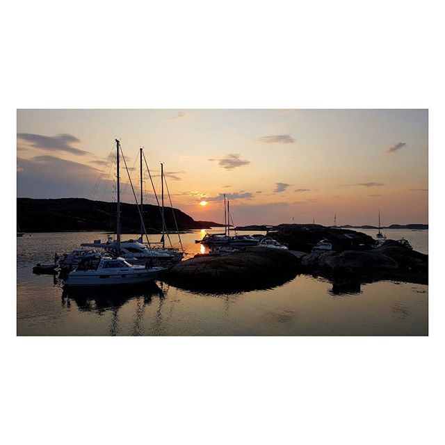 EmelieFriis's tweet photo. Beateful sunset after a eventful day of thunderstorms. Could not film it because we were busy securing the boats, but definitely, the strongest winds I've been out in so far. Happy we are all OK 😊
#sailinglife #sailboatlife https://t.co/2DP5i7IOMa