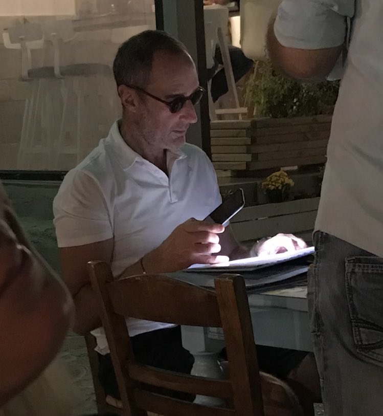 ErikCarlsson's tweet photo. Man blir äldre. Det är svårare att bli glad. Man har sett allt - tror man! Men så kommer den här liraren och bjuder på en helt unik scen. Tack! https://t.co/zd8ktg7oW9