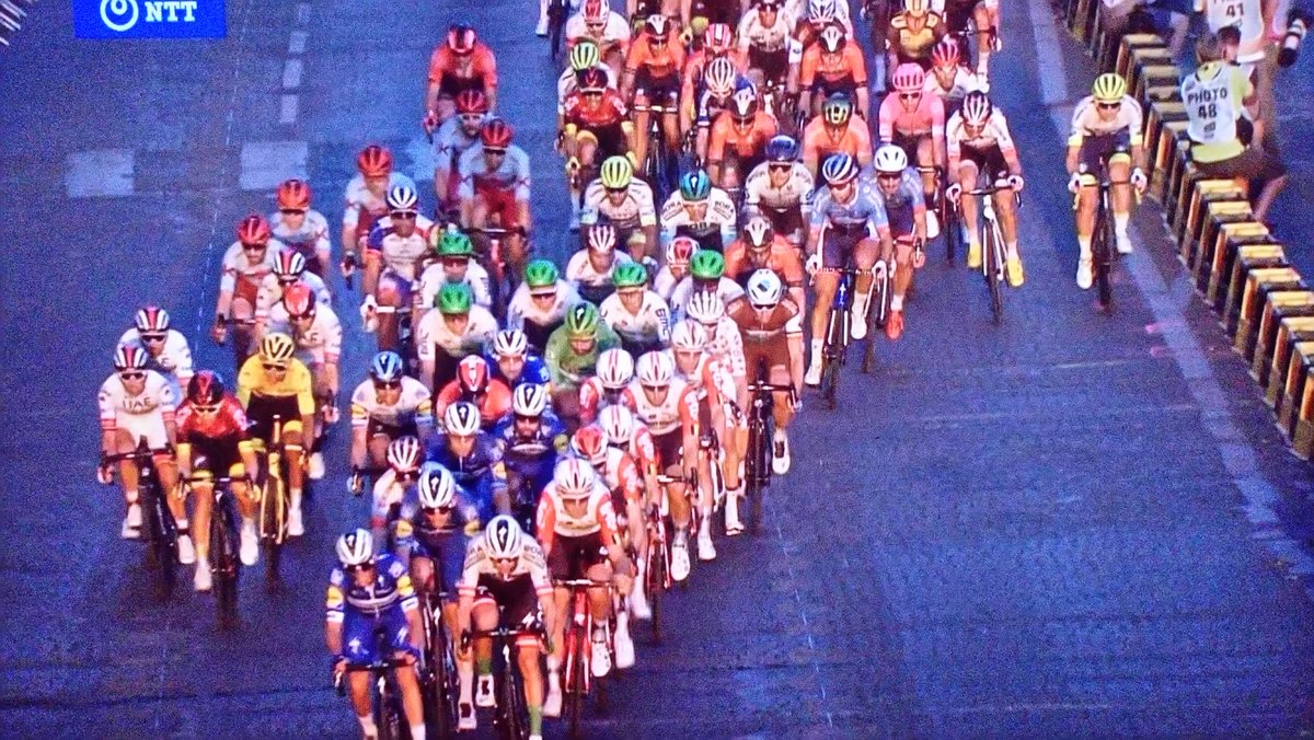BARTEZMANN's tweet photo. The most absorbing yearly sporting event #TDF2019  #LeTour 👍🚴 https://t.co/MyW1EX0gwB