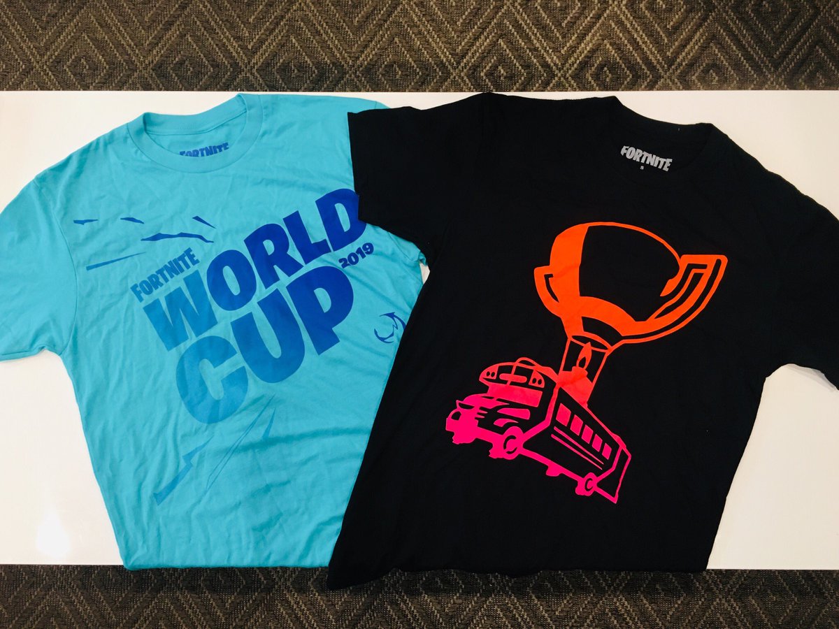 コロコロコミック 公式 On Twitter 拡散しナイト プレゼント3日目ラスト 限定tシャツ2枚とのフィギュアをセット抽選で1名様に 当ツイートをフォロー リツイートの上で生配信で発表される3弾の合言葉をリプライ 頑張れ 日本 コロコロチャンネル生配信中