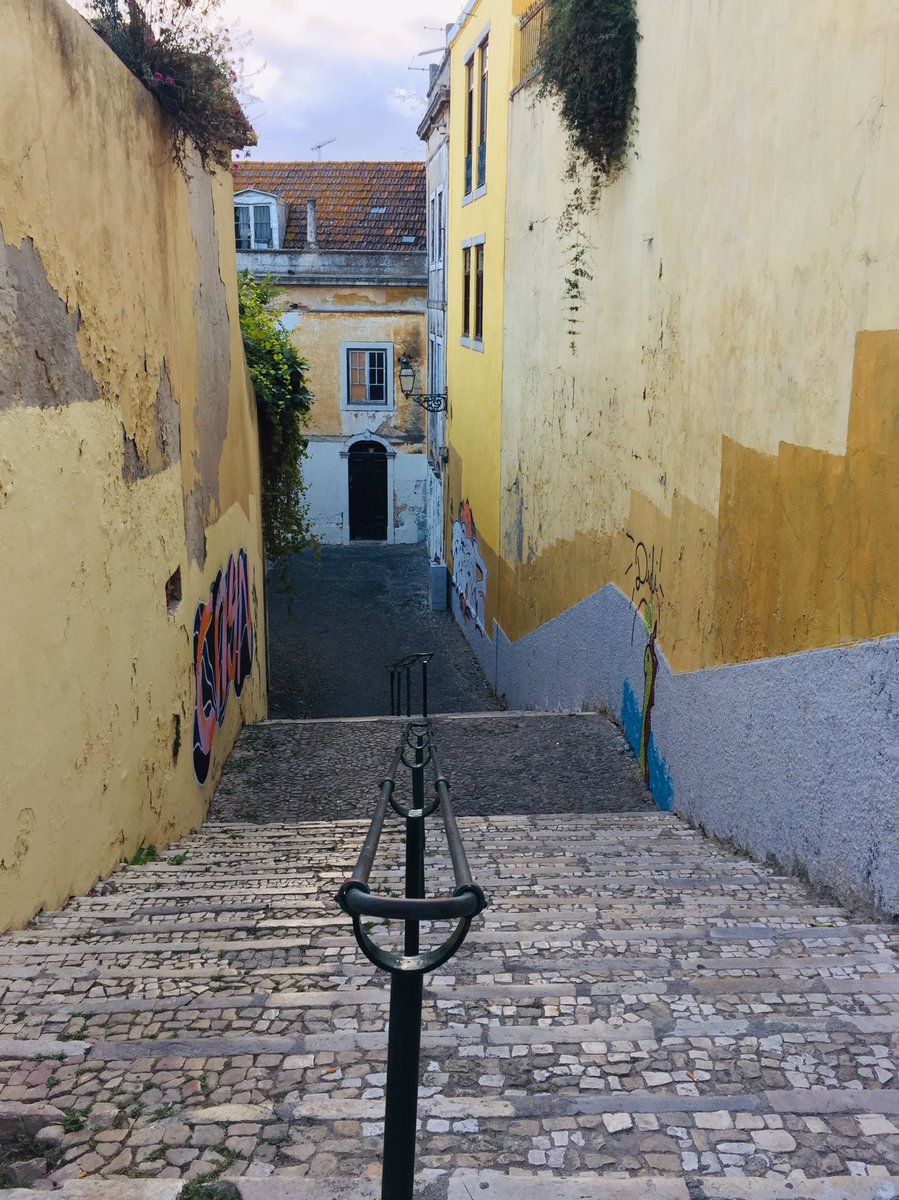 Rui_Cavaleiro_'s tweet photo. #StrangePics #MestreRabiscador A realidade amarela https://t.co/4UNfaAARK3