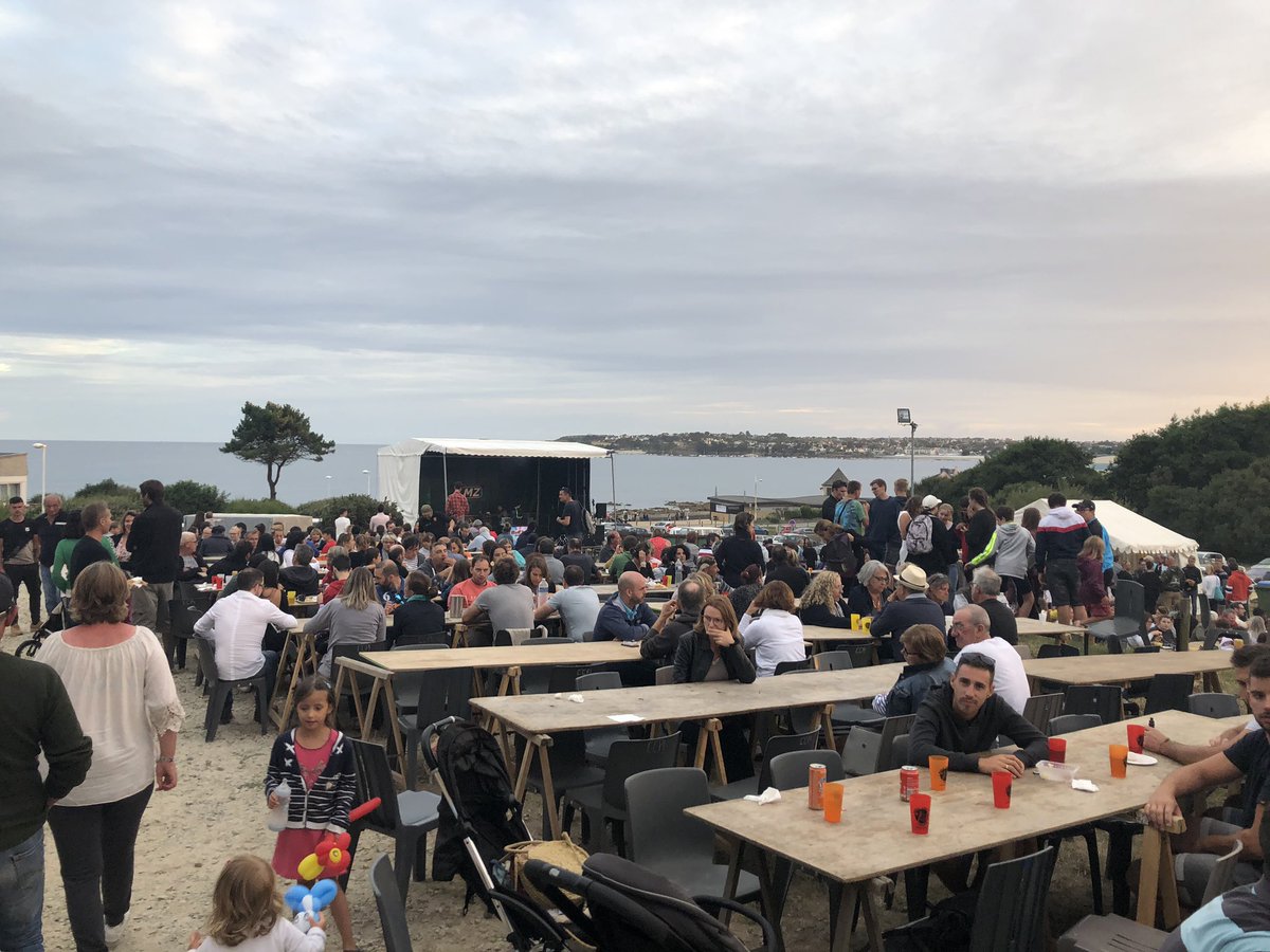 davidguillerm's tweet photo. Un beau dimanche au fameux Moules-lard-frites du club Locmaria handball à Portez face à la mer.
#locmaria #handballs #finistere #brest https://t.co/o7sN8ymgvB