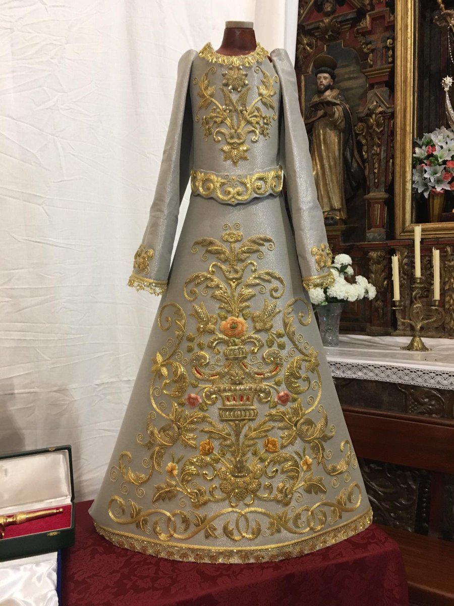 GrandeDeLeon's tweet photo. Presentación del manto de Ntra. Sra. De la Estrella de Chucena después de su restauración y pasado a nuevo terciopelo en mi taller. 
Obra de Juan Manuel Rodríguez Ojeda 1928. https://t.co/IY02EbqzhG
