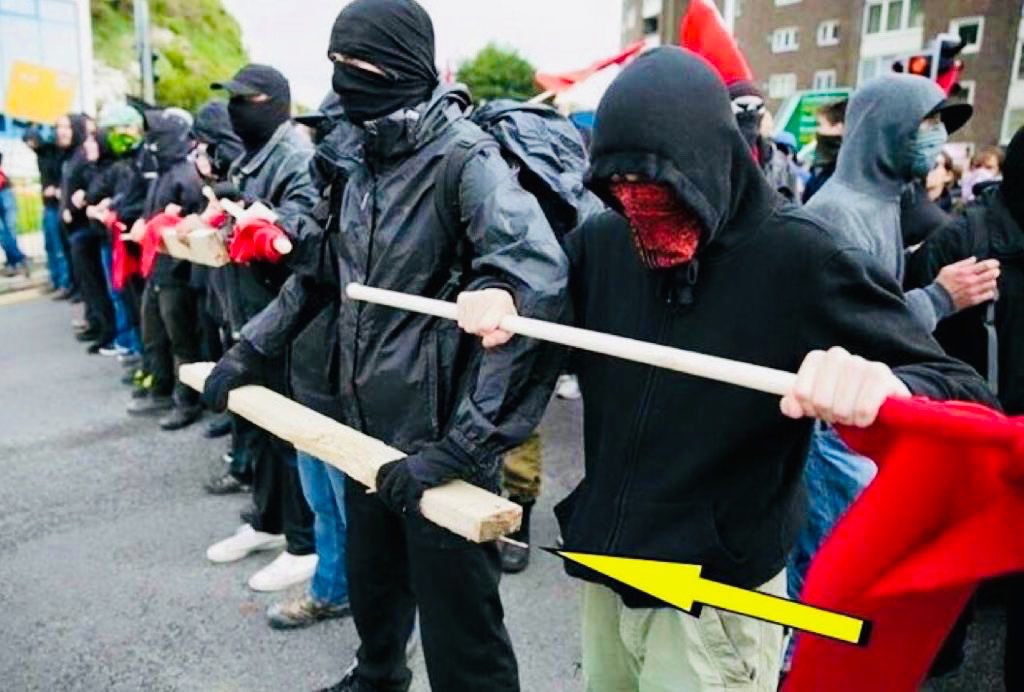 DPolGHH's tweet photo. @Arnd_Diringer Die gewaltbereite #Antifa bei ihren »antifaschistischen« Aktionen. Der in das Lattenholz getriebene Nagel dient u.a. dazu, Polizeipferde zu attackieren. #USAntifa #G20HAM17 #IchbinAntifa https://t.co/COoUbVYhXr