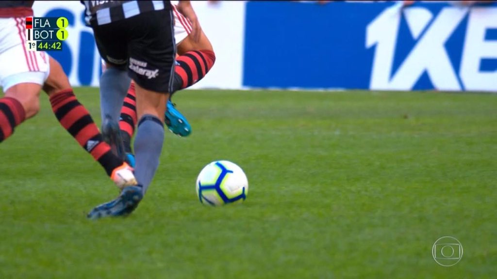Entendemos que erros acontecem, mas um lance como esse não pode passar despercebido pela arbitragem de campo, muito menos pelo VAR. Complicado...