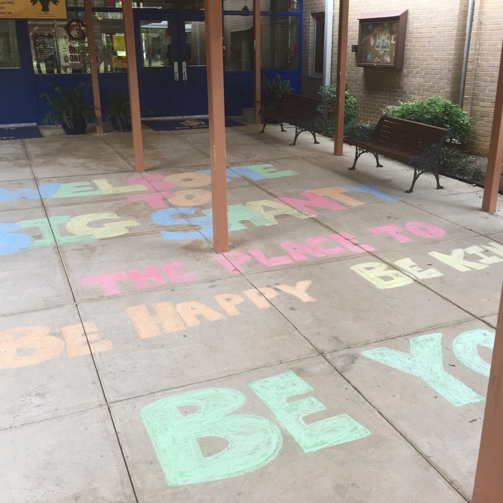 MisTucke's tweet photo. #4thgradeteacher #happyatbsi #bsieaglepride https://t.co/qvYUAJONzJ