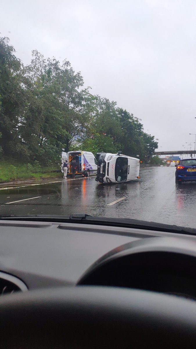 fuckyeahginger's tweet photo. @MENnewsdesk Scene from the M60 Stockport road closure this morning, southbound carriageway immediately after 2 flooded lanes... #manchesterweather https://t.co/rFupw8TYzE