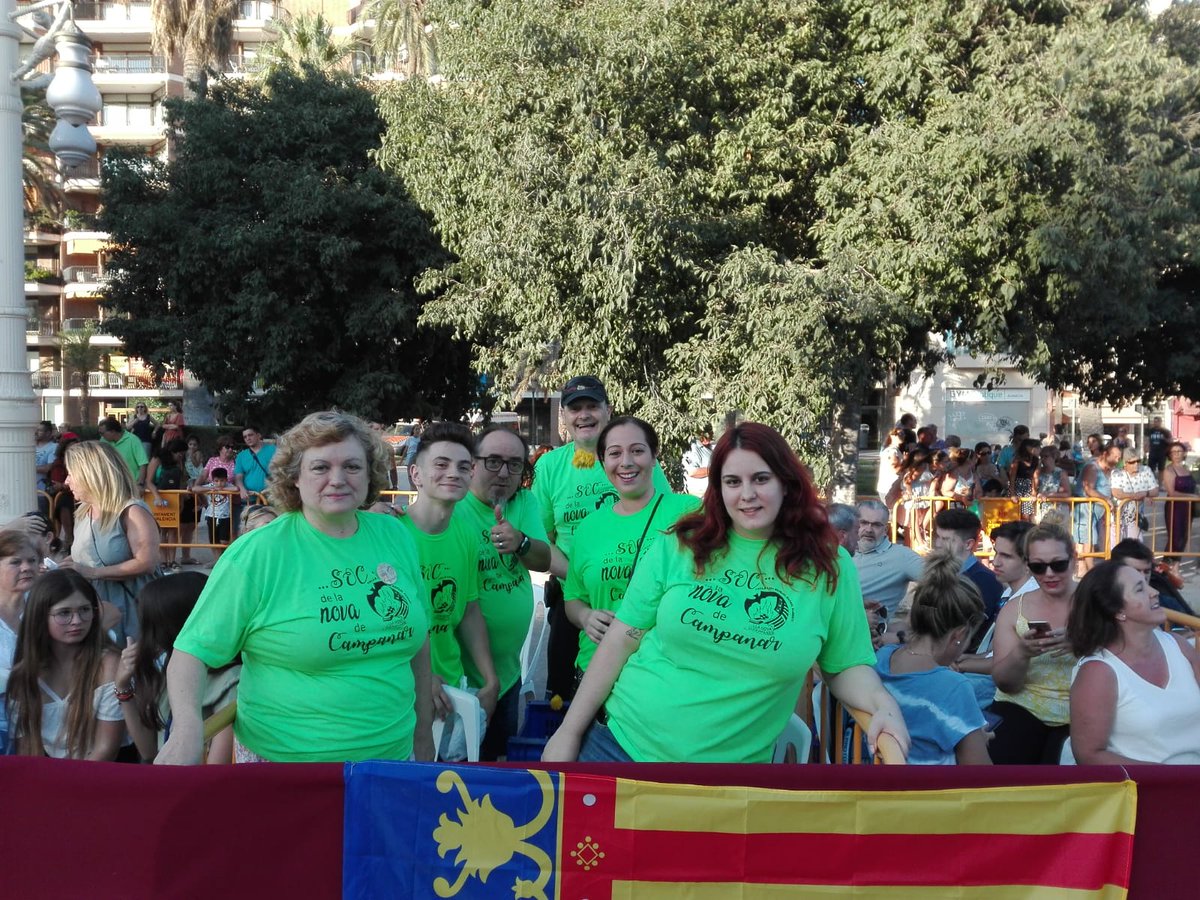 FallaSerra's tweet photo. Vistas privilegiadas para nuestra primera Batalla de Flors juntos, aguantando el caloret. Espíritu fallero de la Nova de Campanar. https://t.co/rrG6MZTMdG