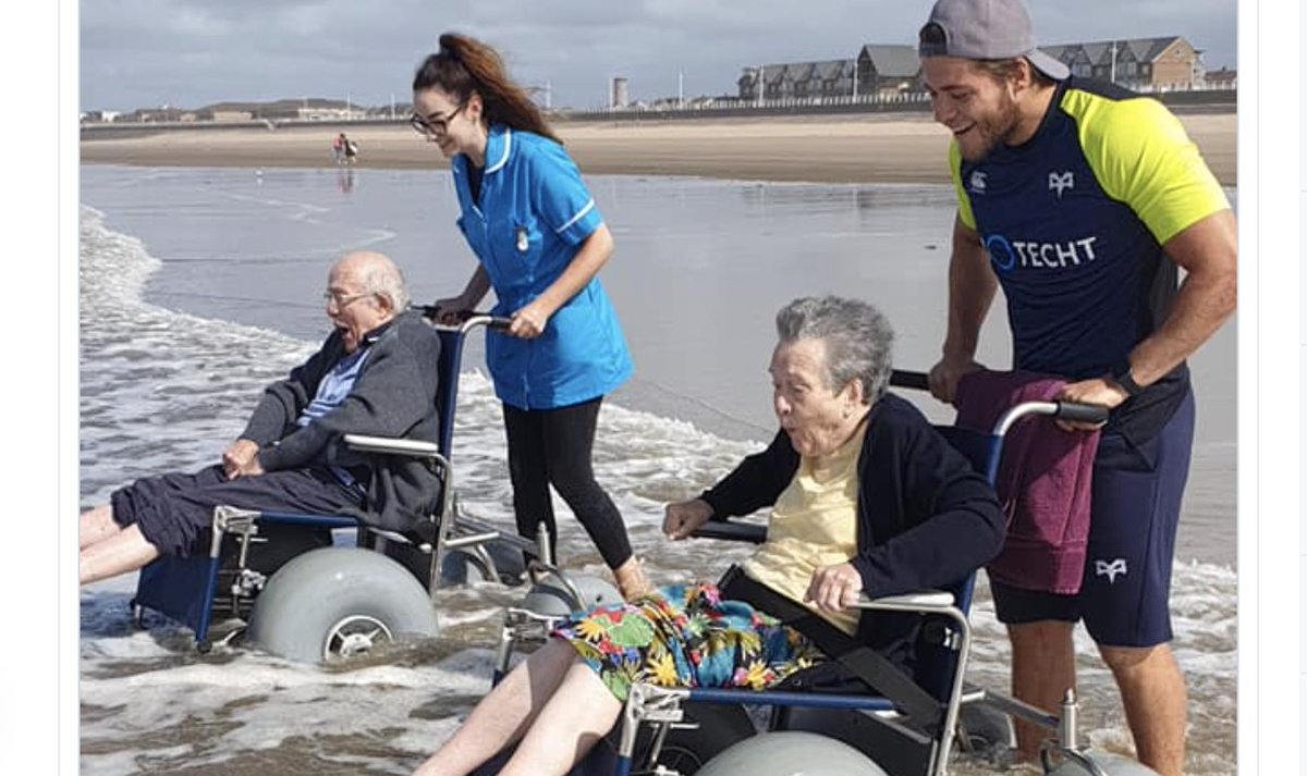 Thank you @Drmarkredmond for posting this glorious image of what #socialcare is all about. Just *look* at those expressions. Just *look* at that sheer joy. We should be grabbing every opportunity to bring a little bit of magic into our patients lives🥰💕