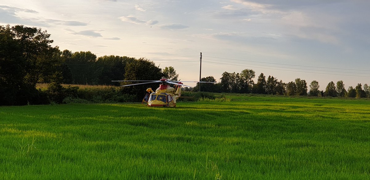richardbordoni's tweet photo. Gravissimo incidente stradale, #Giussago #Zeccone #Pavia feriti 2 giovani intervengono #vigilidelfuoco @emergenzavvf e @AREULombardia con 2 ambulanze, automedica e elisoccorso @provinciapavese https://t.co/Yg2Hirj1Oz