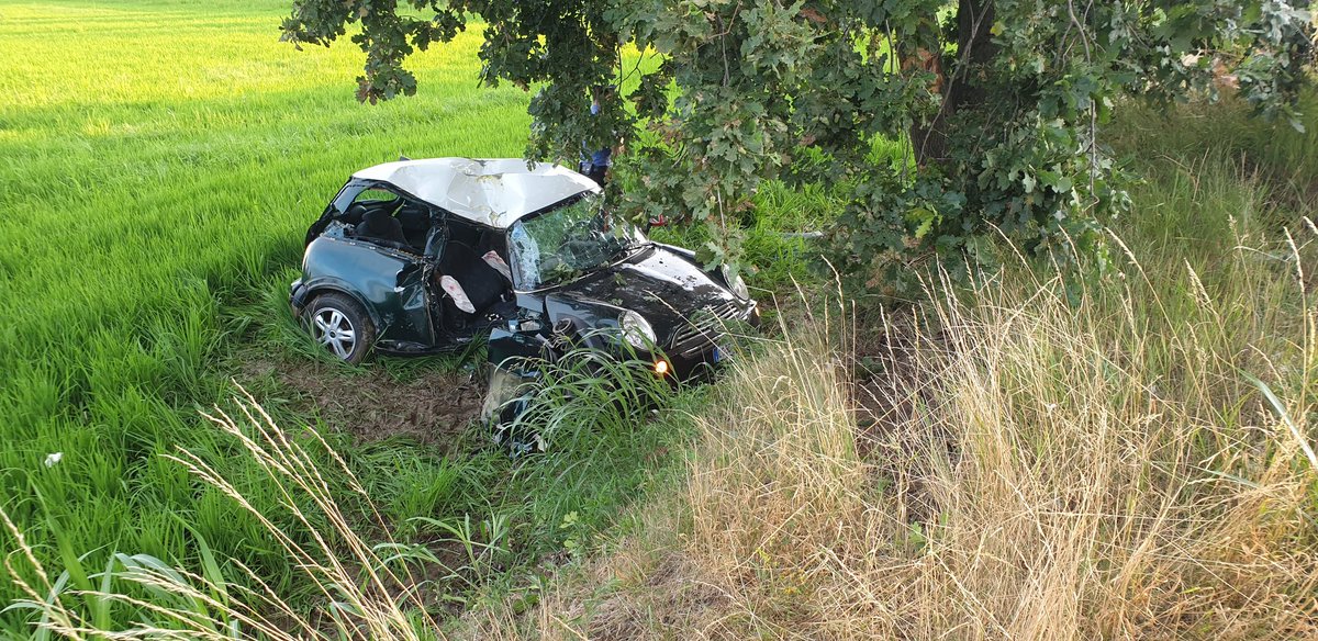 richardbordoni's tweet photo. Gravissimo incidente stradale, #Giussago #Zeccone #Pavia feriti 2 giovani intervengono #vigilidelfuoco @emergenzavvf e @AREULombardia con 2 ambulanze, automedica e elisoccorso @provinciapavese https://t.co/Yg2Hirj1Oz