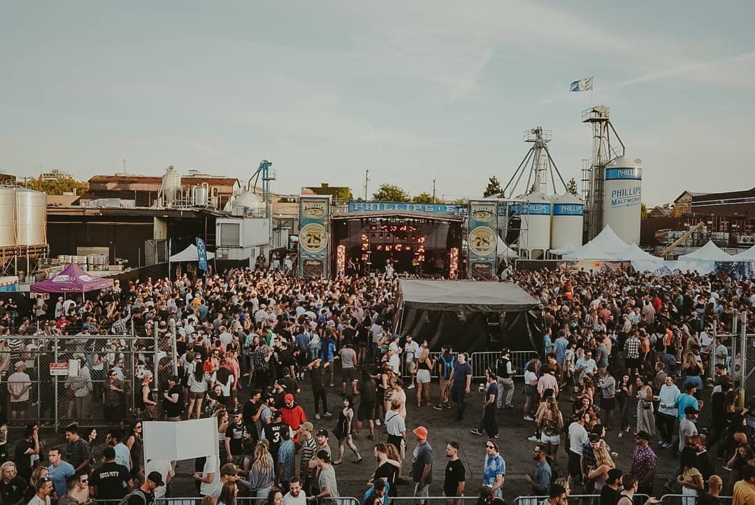 🍻 Join us today for Day 3 of The Phillips Backyard Weekender.  Perfect weather, perfect beverages, perfect vibes!  Doors open at 3:00pm.  Tickets available at bit.ly/PBWSUN2019 or the box office, while they last...! 📸 <a href="/lindseyblane/">Lindsey Blane</a> 
.
#atmq2019 #atomiqueevent #PBW2019
