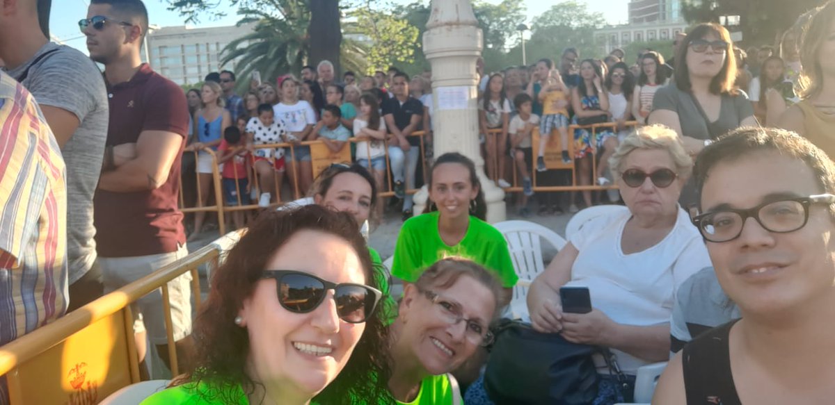 FallaSerra's tweet photo. Vistas privilegiadas para nuestra primera Batalla de Flors juntos, aguantando el caloret. Espíritu fallero de la Nova de Campanar. https://t.co/rrG6MZTMdG