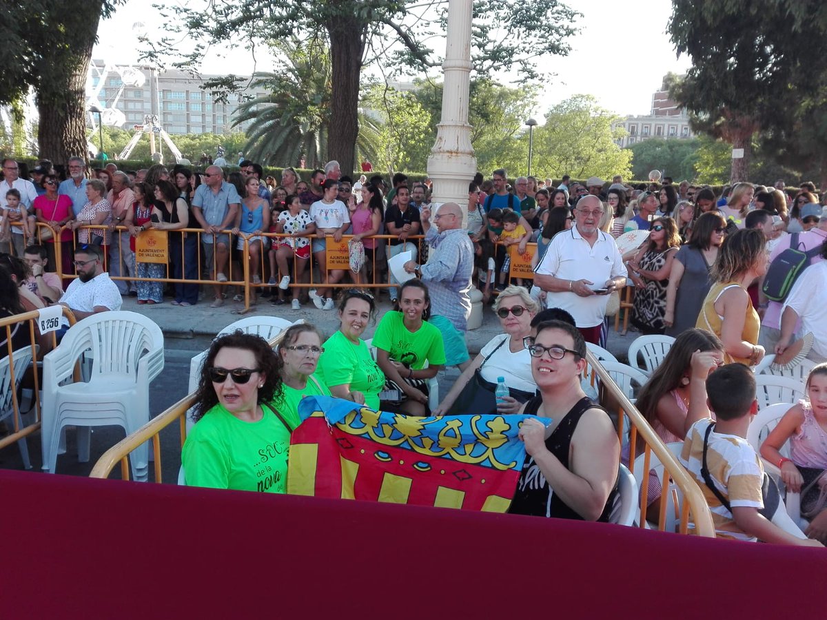 FallaSerra's tweet photo. Vistas privilegiadas para nuestra primera Batalla de Flors juntos, aguantando el caloret. Espíritu fallero de la Nova de Campanar. https://t.co/rrG6MZTMdG