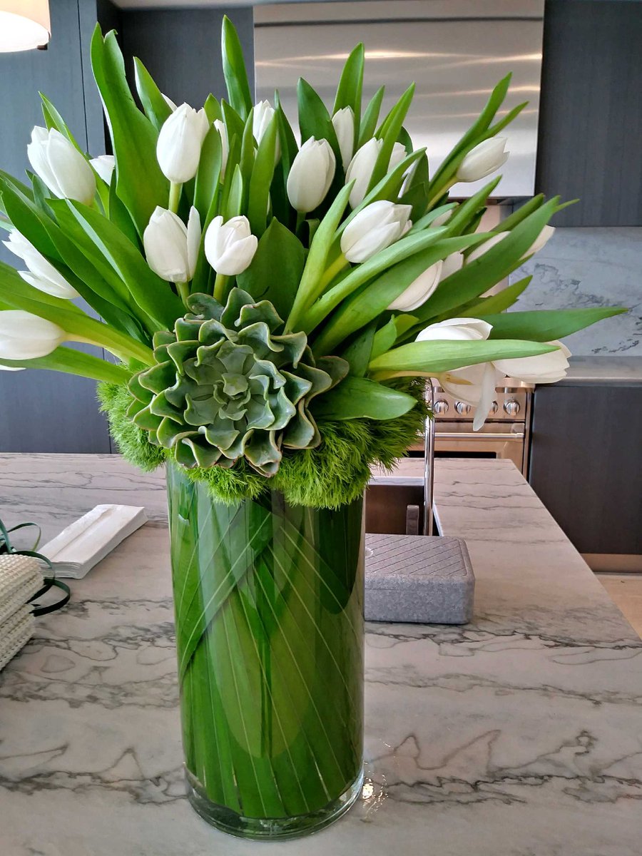 IndigoH_Designs's tweet photo. Yesterday's floral installation at the Fourseason Residnces Surfside. #Indigohuesdesigns https://t.co/ttX5kNzr5q