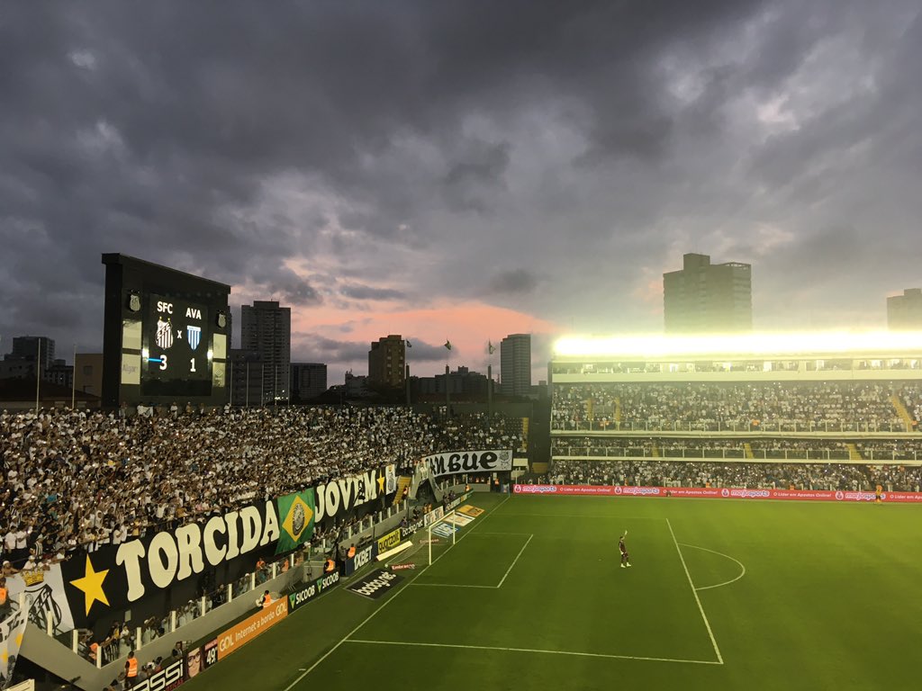 ma_azevedo94's tweet photo. “Não é mole, não. Chegou a hora de ganhar o Brasileirão”
É o canto do torcedor Santista nesse momento. #Santos #VilaBelmiro #TRSantos https://t.co/jaKuPLalyp