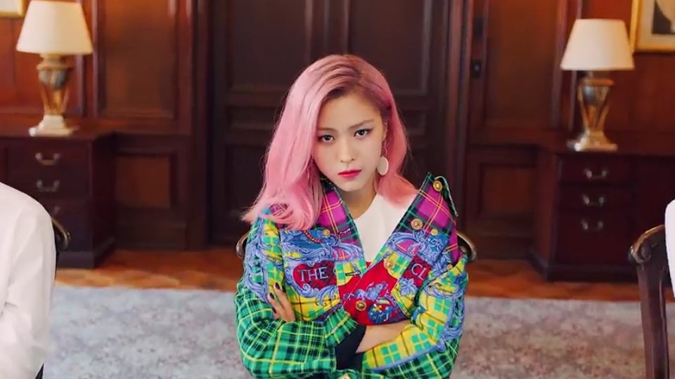 Like magic itzy stray. Like magic itzy stray. рюджин itzy loco. Itzy трейни. Itzy лиа и рюджин.