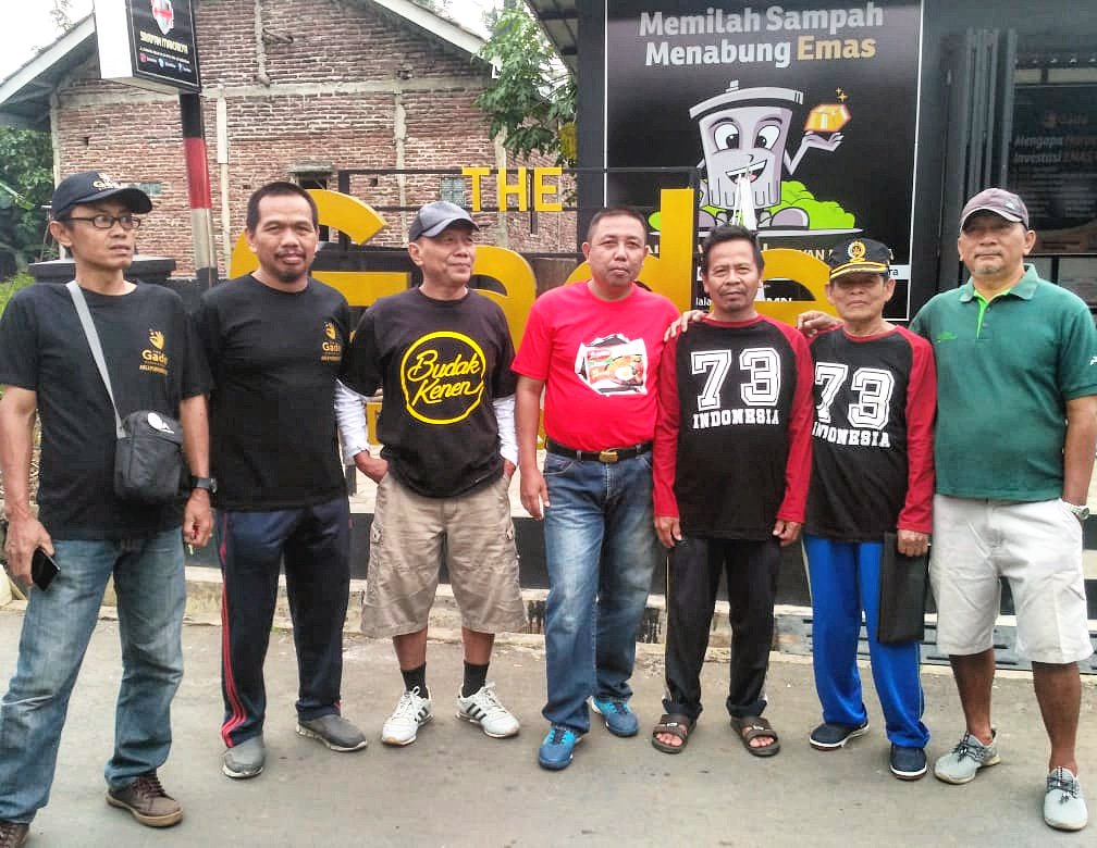 SrayanMakarya's tweet photo. JALAN SEHAT PUNGUT SAMPAH 28 juli 2019.. setiap peserta jalan sehat diberi 1 trash bag buat memungut sampah di rute JALAN SEHAT PUNGUT SAMPAH 2019..
#banksampahsrayanmakarya 
#bobosan 
#rt01rw02 
#purwokerto 
#banyumas 
#jawatengah 
#indonesia 
#dirgahayurepublikindonesia74 https://t.co/0HX7IXg0q8