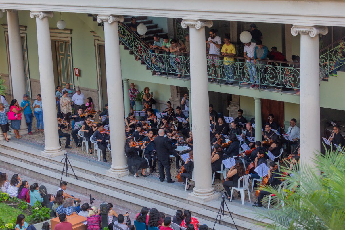 #GaleríaFotográfica
Mira a través de estas imágenes cómo pasamos la tarde de domingo. La presentación de la Orquesta Sinfónica Legionarios le puso un buen detalle a nuestro #PalacioNacional.
#CulturaSomosTodos #PlanControlTerritorial #Fase2 #Oportunidad