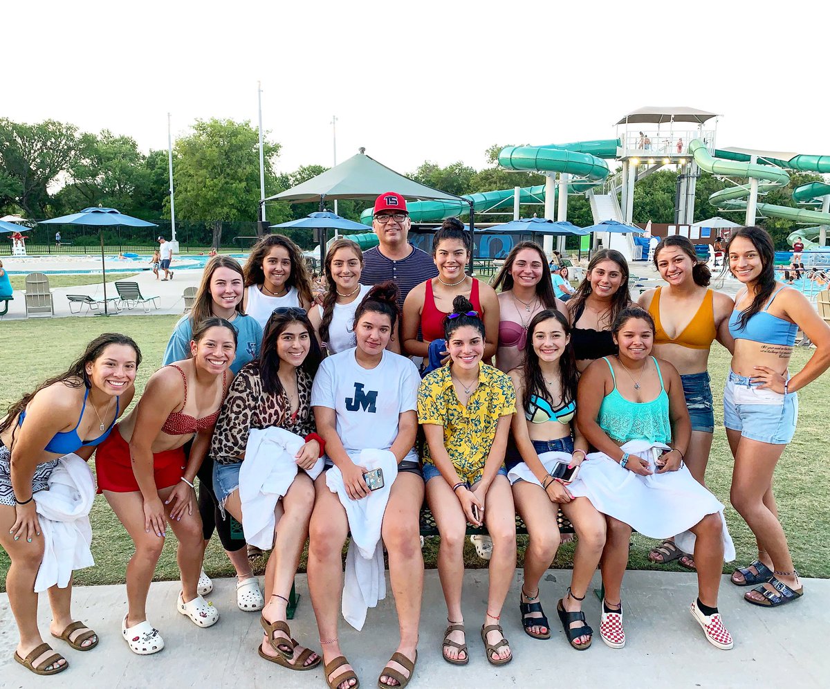 TestSoftball's tweet image. The #TESTsoftball 18u Gold Tovar girls having a little #FunInTheSun before #PoolPlay starts tomorrow at the #USAsoftball #NationalChampionship @nikkoletteee @jazminetortoise @terrivalderrama