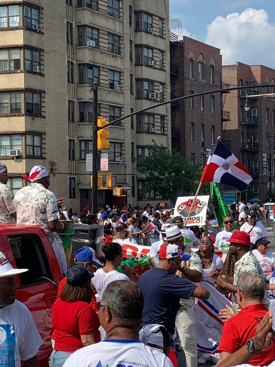 EnLaRedConRD's tweet photo. El grupo de #AccionRapida durante el desfile dominicano en Nueva York https://t.co/H5XKnt7bQq