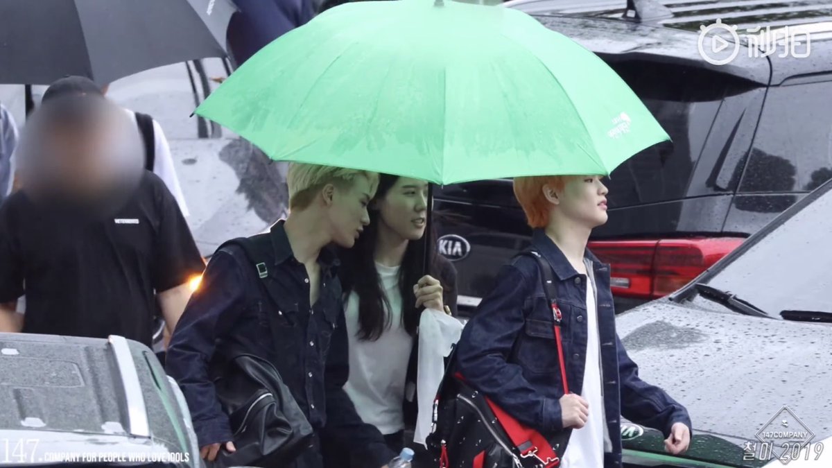 qianrenjun's tweet photo. was this the woman who was “handsy” with jeno? honestly i’m sick kick her out #SM_아티스트대우_개선해 https://t.co/S6vp83nKmL