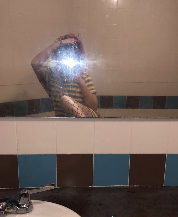 honeyhuman_'s tweet image. my vibe glitched today