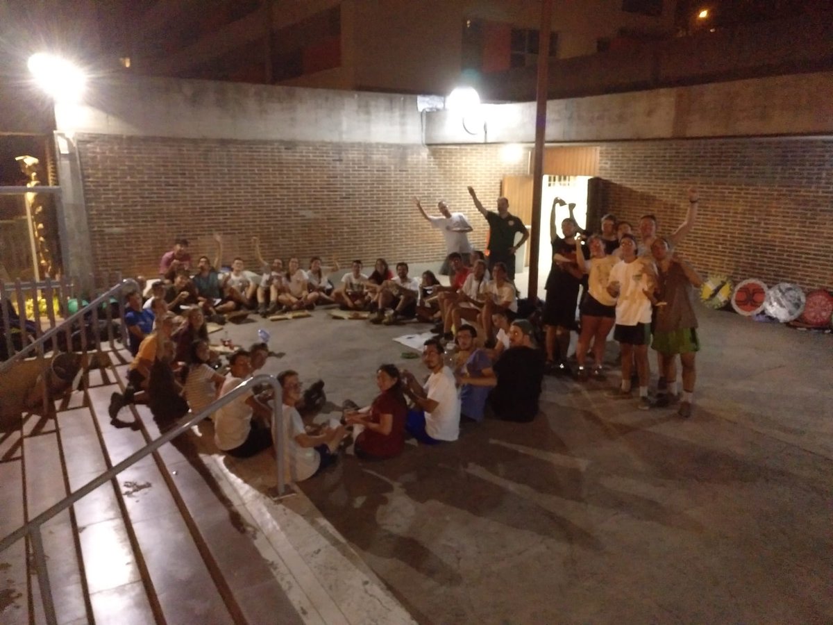 Celebrando el fin de campa, el de verdad... Camino recogido y pizza para los que quedan. Buenas noches