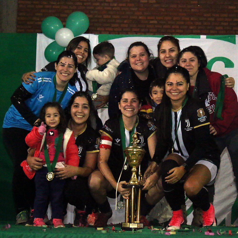 EXASanCristobal's tweet photo. 🏆🥇 LAS VECCHIAS SIGNORAS se coronaron campeonas de la categoría Fútbol Femenino del Torneo Apertura 2019.

#ElExaMásPopular #ExaSanCristóbal #AESC https://t.co/qTp2xmesZo