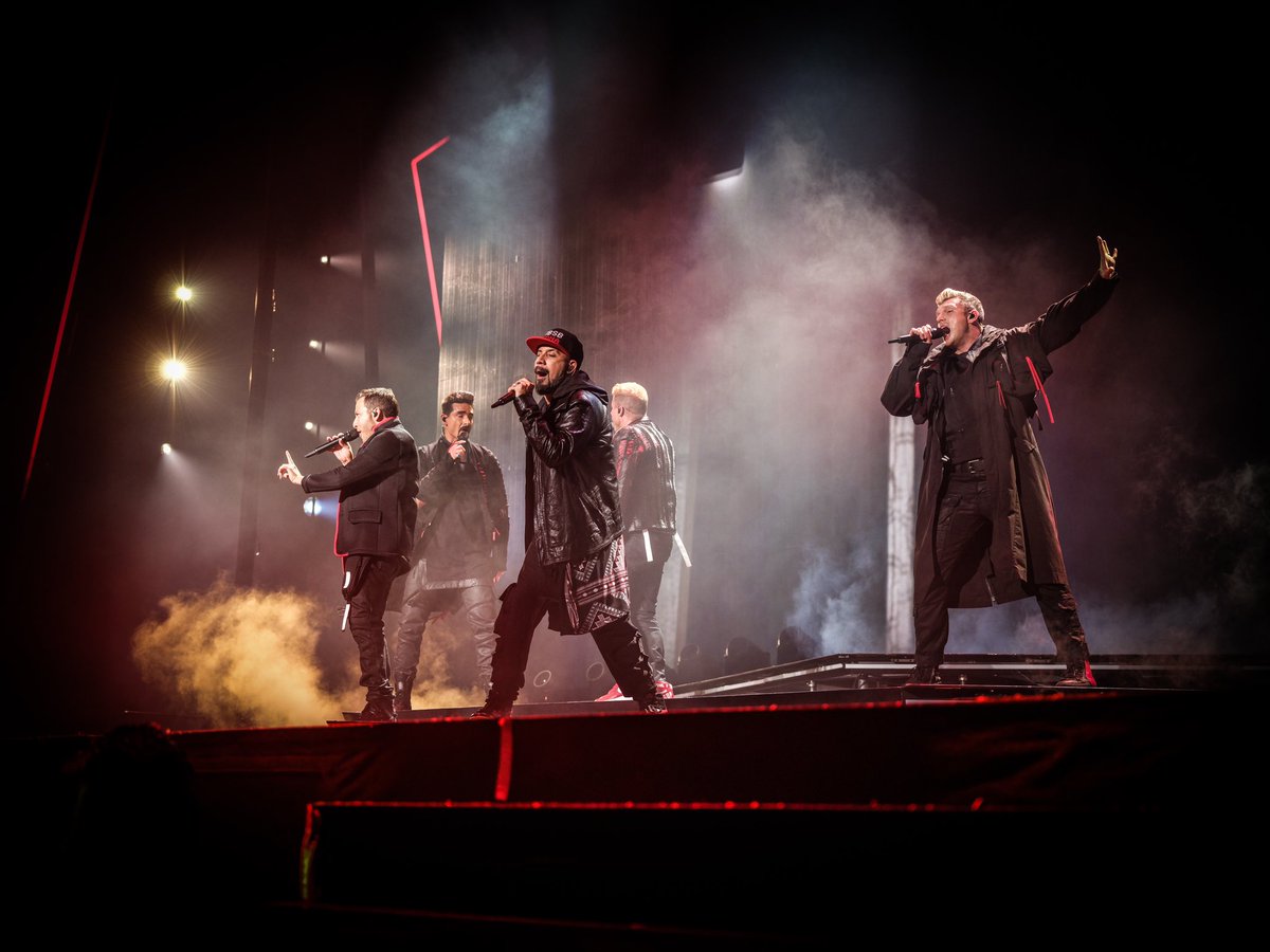 howied's tweet photo. We had such a great night in Vancouver! #BSBVR #dnaworldtour https://t.co/p6tKq83TCT