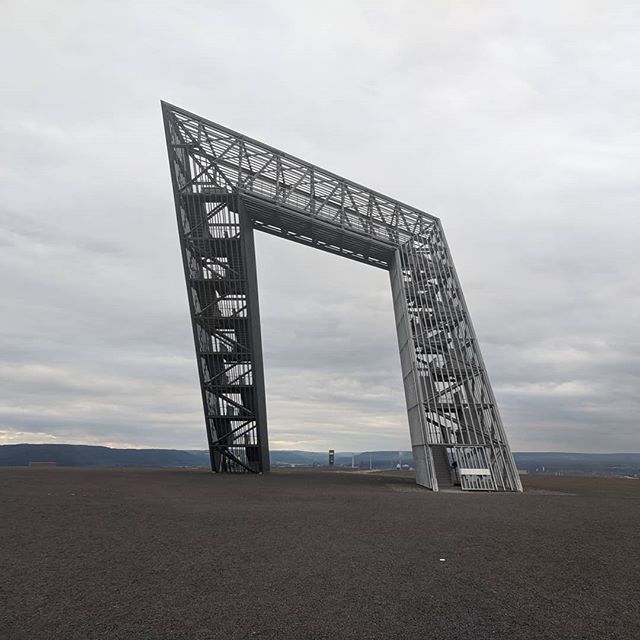 _crazyeddie_'s tweet photo. Das Saarland ist so klein, dass es nicht möglich ist eine mehrstündige Fahrradtour zu unternehmen ohne auf eine Sehenswürdigkeit zu treffen. Das Saar-Polygon ist dabei besonders sehenswürdig, weil es aus jeder Perspektive annerschda aussieht. #mtb #cycli… https://t.co/xqyNmFZxZn https://t.co/rYHx4RPNOP