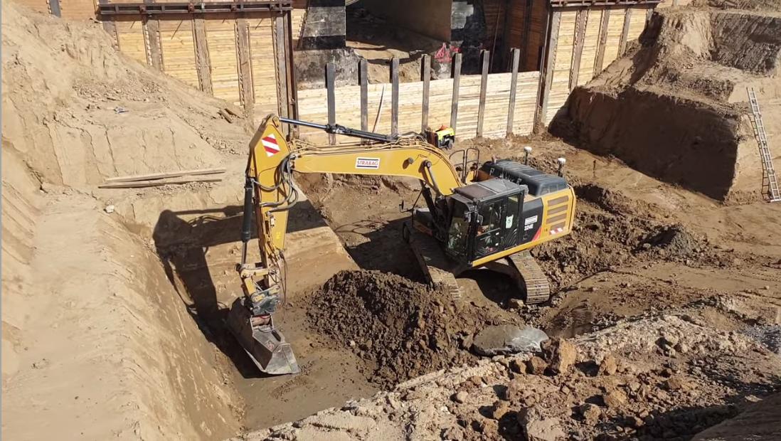 Great #video from #Trimble of a <a href="/CaterpillarInc/">CaterpillarInc</a> 324E with Trimble  dual #GPS loading soil - find out how we can give you the edge at sitechcs.com #earthworks #excavator