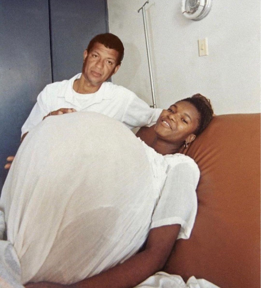 #NoticiaEnDesarrollo Después de 22 años aparece el man que preño a la barriga e trapo en Barranquilla.
Adivinen quien es---