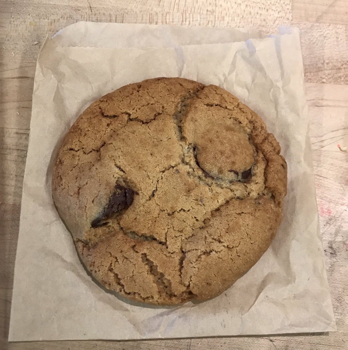 CookieCensus's tweet photo. From @DandelionChoco 

Sweetness: med
Chewiness: med
CCR: hi

Overall: chocolate disks form a layer of goodness, balance btw chew and crispy, a little too sweet, good with milk https://t.co/U3WfxUAU8k