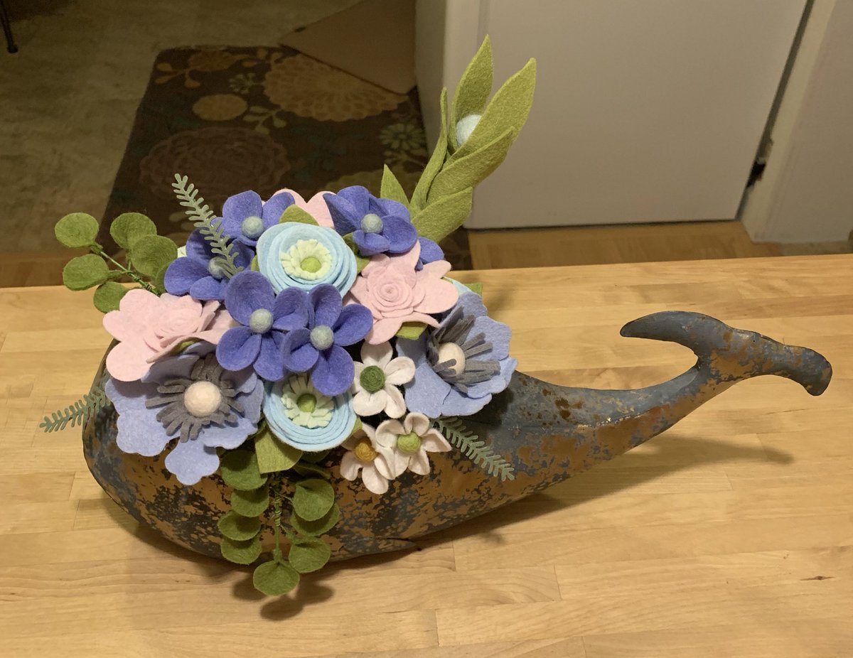 I made this lil arrangement to fill this whale planter that I’ve had empty foreverrrr. #FeltFlowers