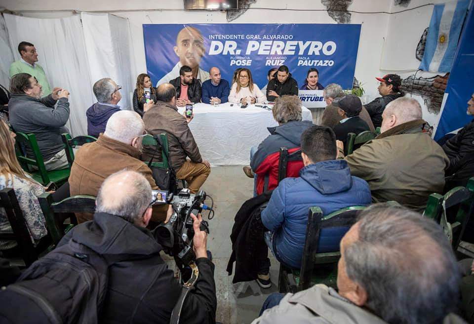 GracielaCamano's tweet photo. Recorrimos Miramar junto a nuestro candidato a Intendente @rjpereyro . Visitamos el Hospital Municipal Dr. Marino Cassano, hablamos con comerciantes y luego atendimos a los medios zonales en el local partidario de #ConsensoFederal.

#PodésElegir #SabemosHacerlo https://t.co/QeY6UeEasW