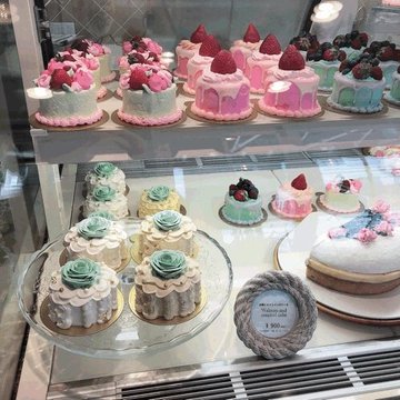 表参道 Sns映えバッチリなユニークカフェ ドルチェマリリッサ お洒落で可愛いスイーツがおすすめ Sweetsvillage スイーツビレッジ