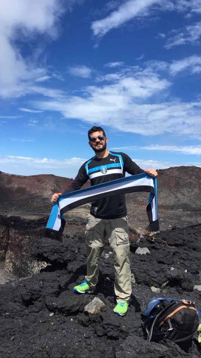 Depois de enfrentar um tufão consegui chegar ao cume do Mt Fuji para tirar essa foto “Com o Grêmio onde o Grêmio estiver... “<a href="/Gremio/">Grêmio FBPA</a> #sougremiopelomundo #mount_fuji