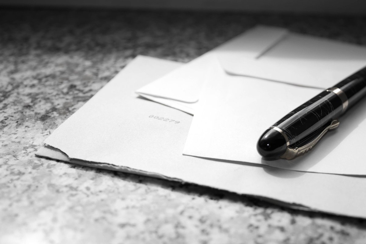 Damit die Post euren Brief ✉️ maschinell korrekt einlesen kann, müssen bestimmte Zonen auf dem Umschlag freigehalten werden. Welche das sind und welche Abstände beachtet werden sollten, erfahrt ihr in diesem Beitrag.😉👍 bit.ly/2SLbpVm