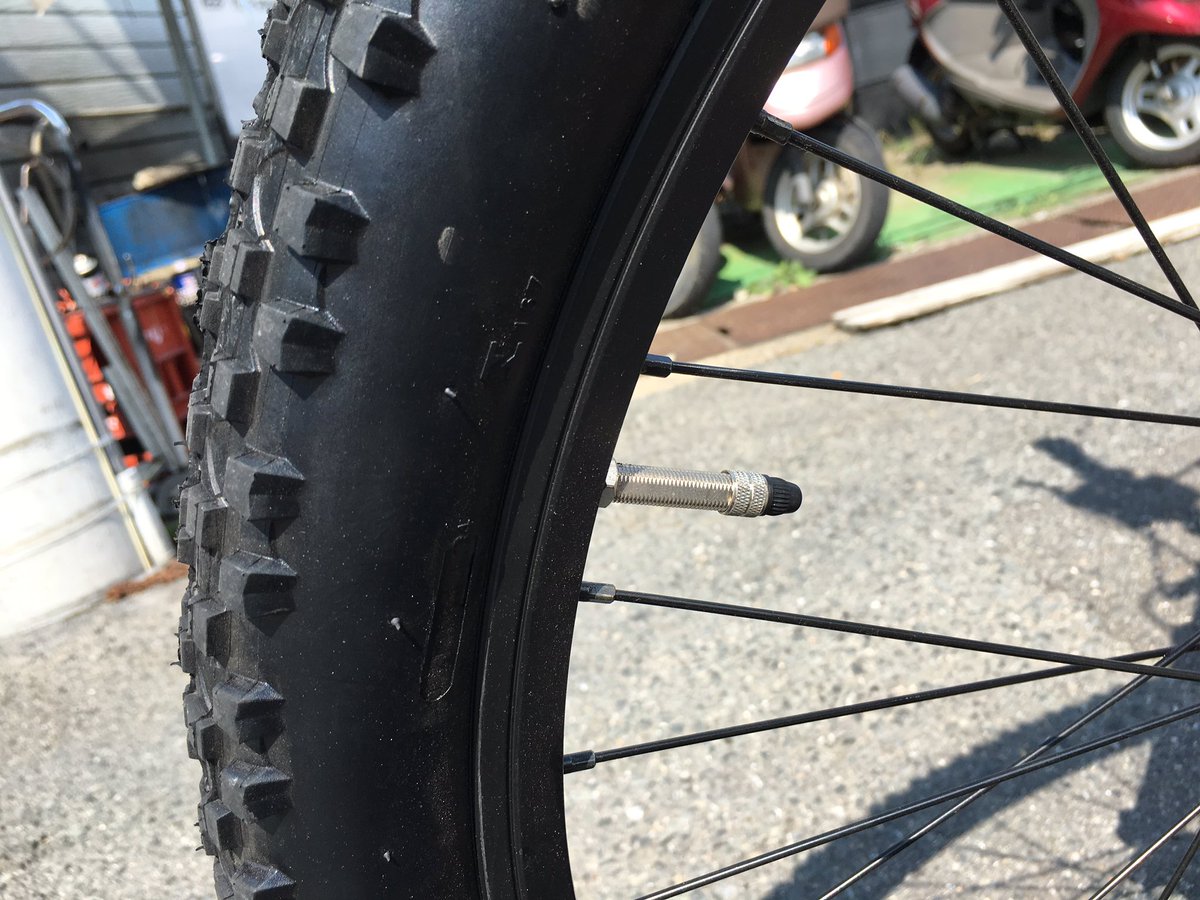 mebius810's tweet photo. 空気の入れる所(バルブ)を 
英式から米式に交換です

普通の自転車は英式なので、よくムシが破けたり飛んだりし 空気も米式よりかは抜けやすいのです

ママチャリも含めて 自転車を乗る際は
エアチェックですっ！

#evol #ebike #電動自転車 #マウンテンバイク #三木サイクル
#三木サイクルショップ https://t.co/E74MsdrnaM