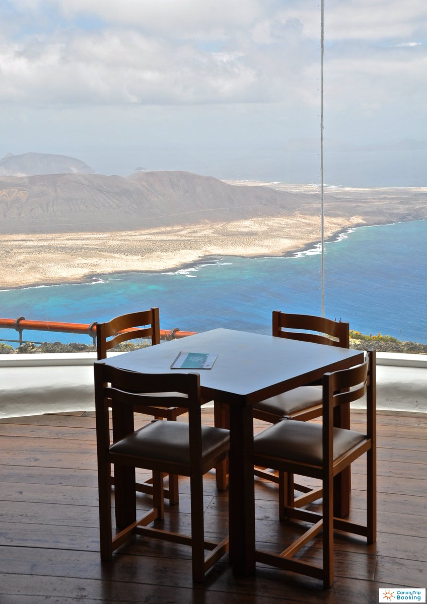 🇪🇸 ¡Buenos días! Mesa reservada con vistazas 💙  ¿Desayunamos?
#miradordelrío #lanzarote #islascanarias #buenosdías
--
🇬🇧 Good morning!!  Table reserved with amazing views! 😍 Have we breakfast? ☕
#canaryislands #breakfast #goodmorning