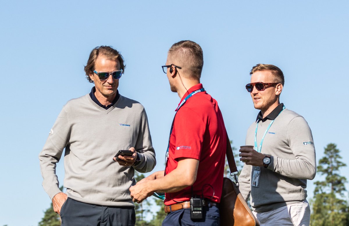 Tästä se lähtee. Promoottori Jan Ruoho ja kilpailukoordinaattorit Matias Keskikylä ja Niklas Westerlund vaihtavat ajatuksia maanantaikarsinnan päästyä vauhtiin. #VierumakiCT <a href="/Vierumaki/">Vierumäki</a>