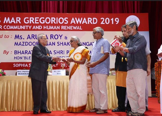 CitiznMukherjee's tweet photo. Presented the Dr Poulos Mar Gregorios Award 2019 for Outstanding Contribution to Community &amp; Human Renewal to Ms Aruna Roy &amp; the Mazdoor Kisan Shakti Sangathan (MKSS) yesterday in New Delhi.
#CitizenMukherjee https://t.co/4wVfwYWbh9