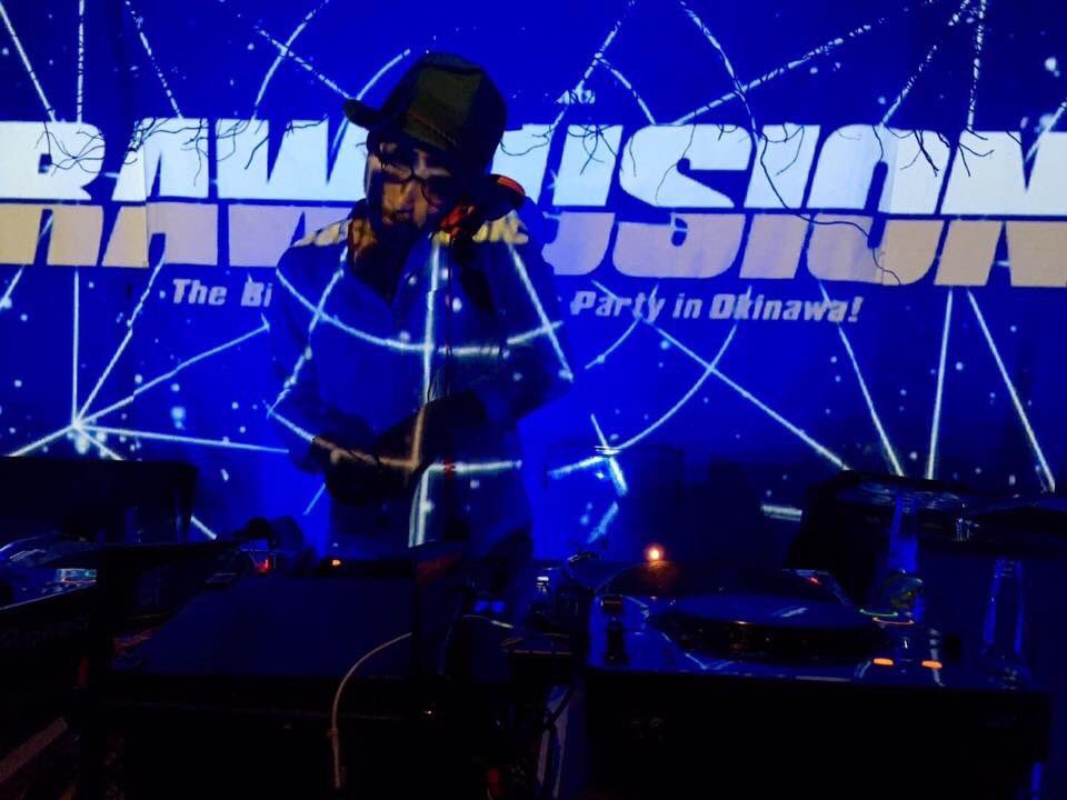 RAWFUSIONJP's tweet photo. RAWFUSION SUMMER FES
2019.08.17（SAT） at  MAFALi cafe
Open : 17:00～05:00

Massive Hoursと題し22:00〜05:00 ナイトタイムは沖縄のみならず全国各地から集結したDJ&amp;MC陣による最速最強のダンスミュージック・Drum&amp;Bassを軸に、HeavyかつハイクオリティなBass MusicをフロアへDrop！ https://t.co/sdz2AKUy9F