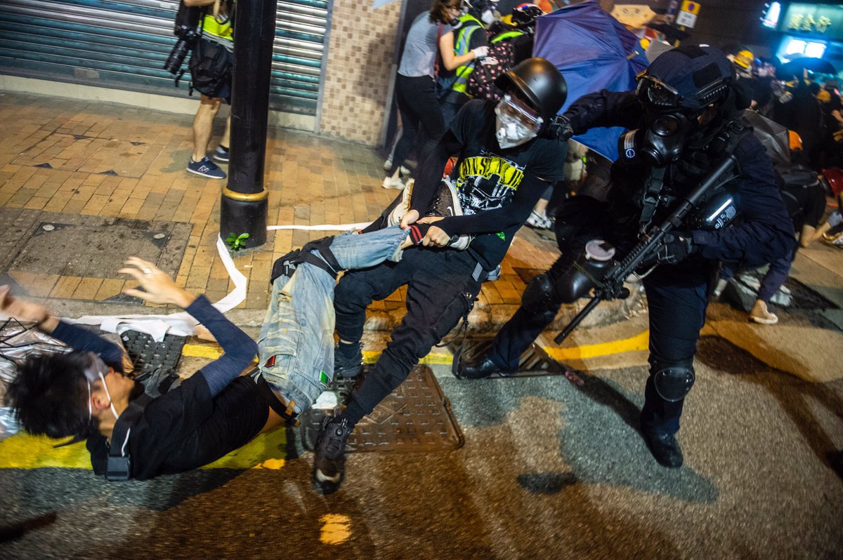 vernon_yuen's tweet photo. #Police officers belong to the special tactical squad nickname #Raptors are seen #arresting #protesters in #HongKong on July 28, 2019. #HongKongProtests #antiELAB #728protest https://t.co/9d3ZrXDPQP