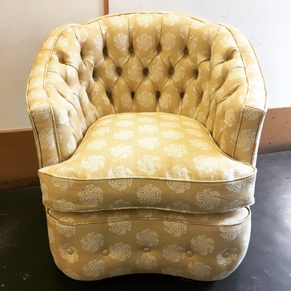south_rachael's tweet photo. We’re all off on our summer hols very soon so in the meantime I’m going to be posting some of the lovely projects we’ve been working on over the last month, starting with this sunny beauty!! #deepbuttoned #tubchair #onefortheboudoir #sunny☀️ https://t.co/ifwCtmKiD5