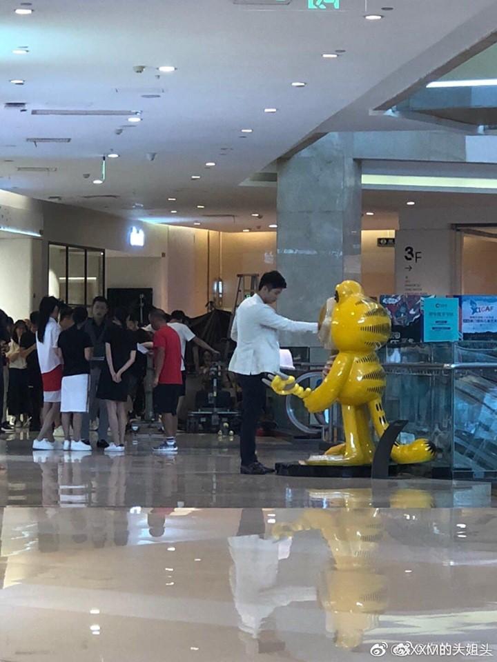 NtezhouL's tweet photo. อิจิ่งไปคุยไรกับแมวว่ะ!?😮หรือคิดถึงน้องแมวที่ชื่อ"โจว โจว"เหรอจิ่ง
#weizhou #jingyu #yuzhou https://t.co/uz5L4tDKGu